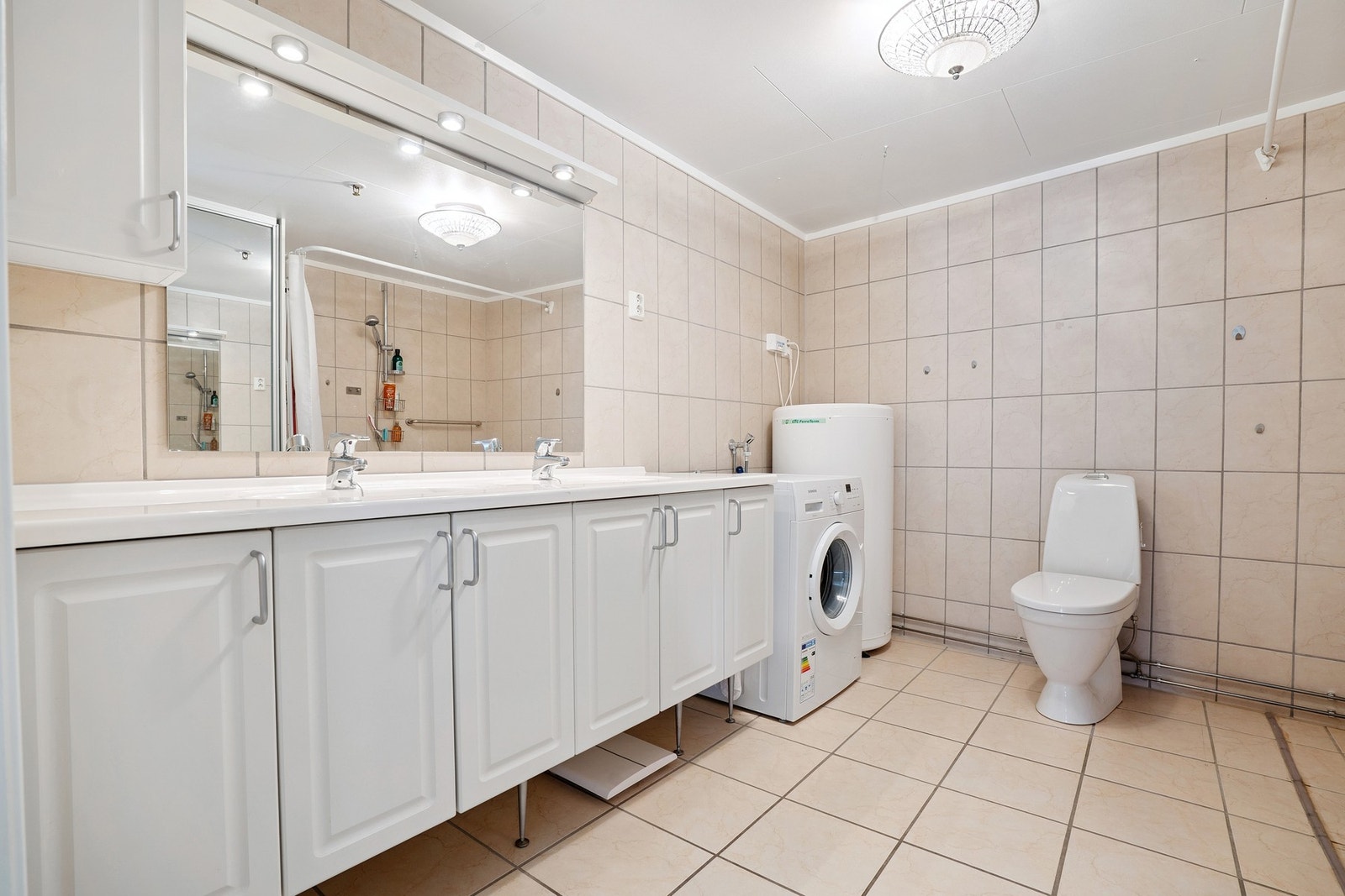 Bad med stor baderomsinnredning, dusj og toalett Galleribilde