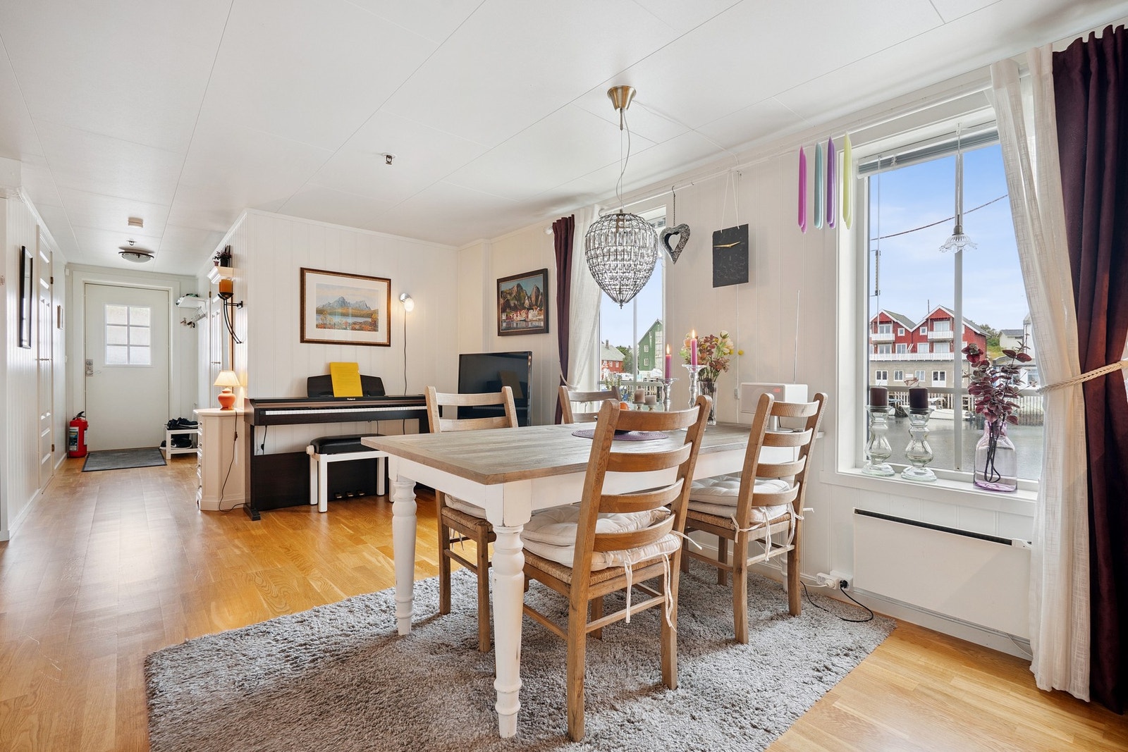 Spisestue med nydelig utsikt fra brygga Galleribilde