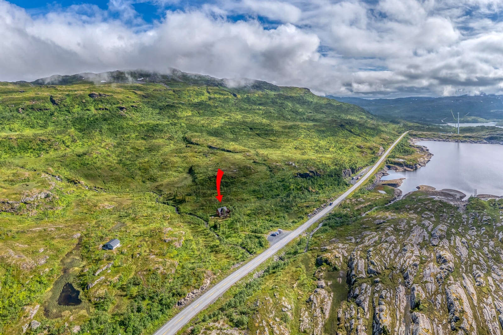 Hytta ligger i et populært turområde. Meget gode muligheter for bærplukking, jakt, fiske og friluftsliv. Galleribilde