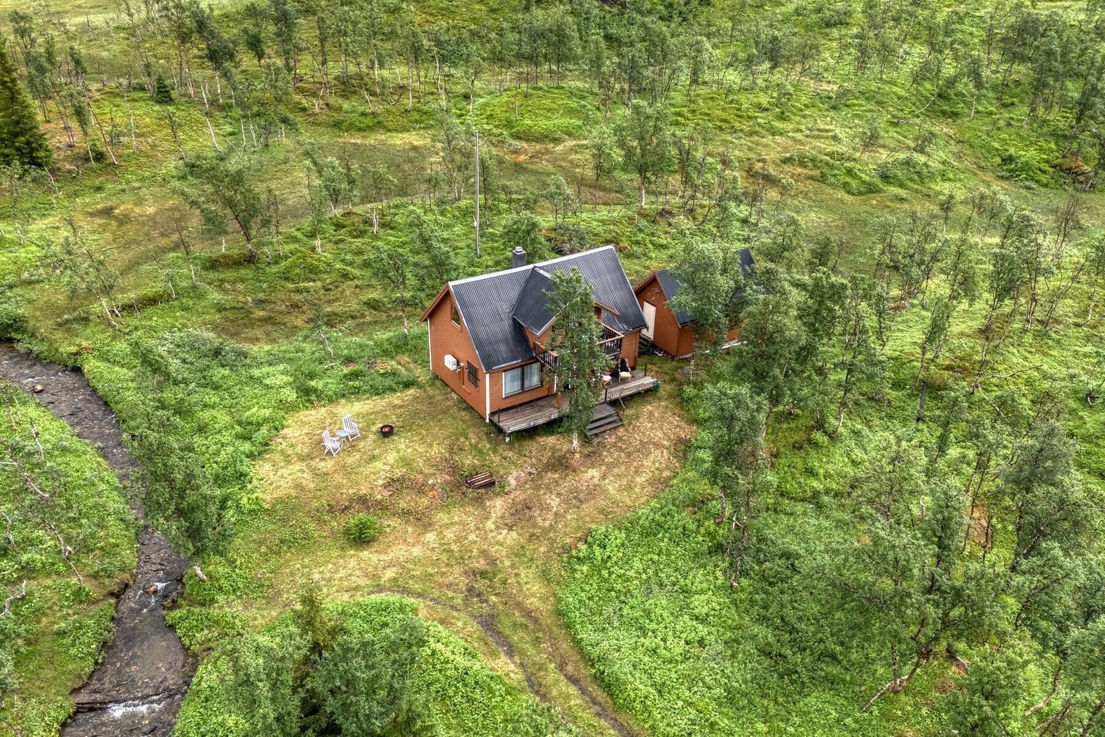 Hytta har en fin beliggenhet. Fjellbekk ved siden av eiendommen Galleribilde