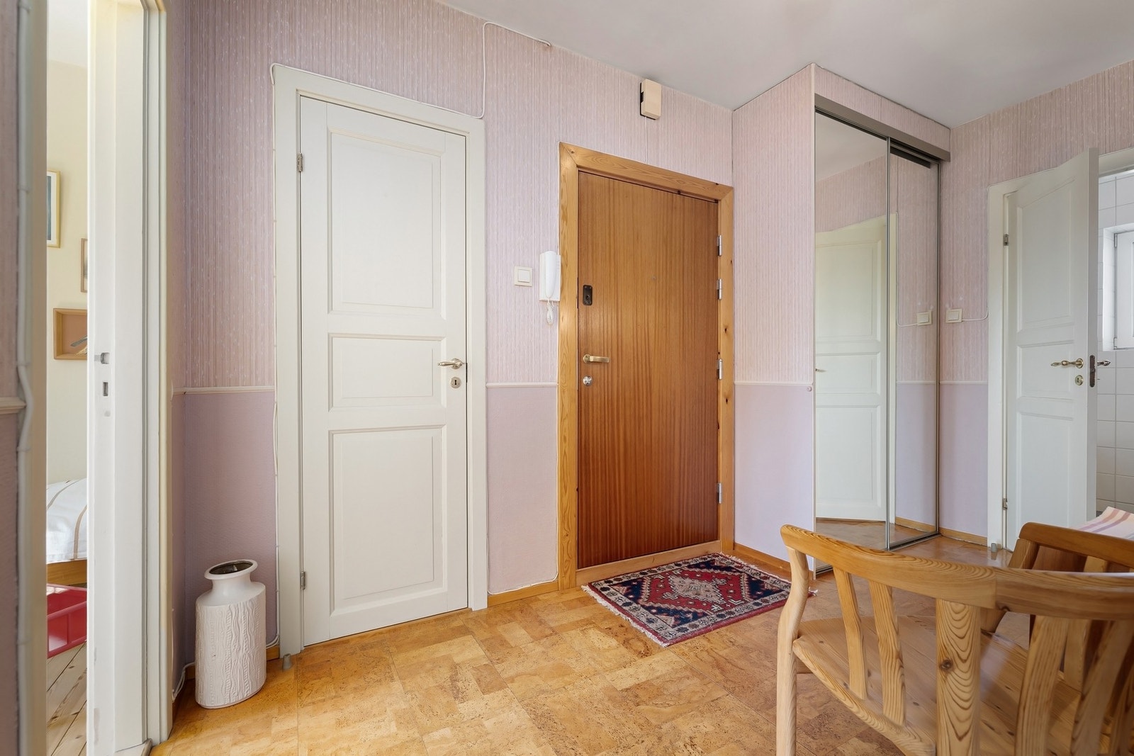 Arealeffektiv planløsning og godt med lagrinsplass i innvendig bod samt STOR kjellerbod og en loftsbod Galleribilde