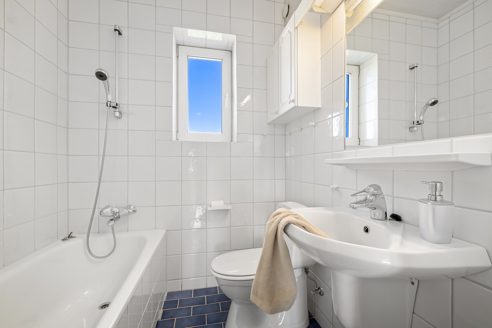 Badet har eldre standard og behov for oppussing Galleribilde