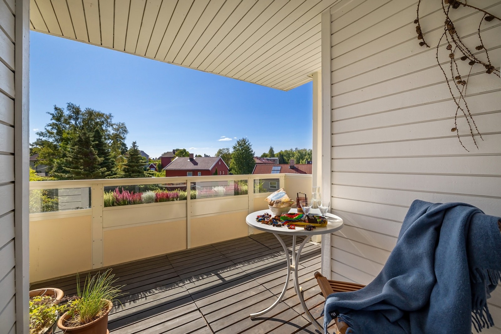 Utgang fra stue til overbygget sydvent terrasse på 8 kvm Galleribilde