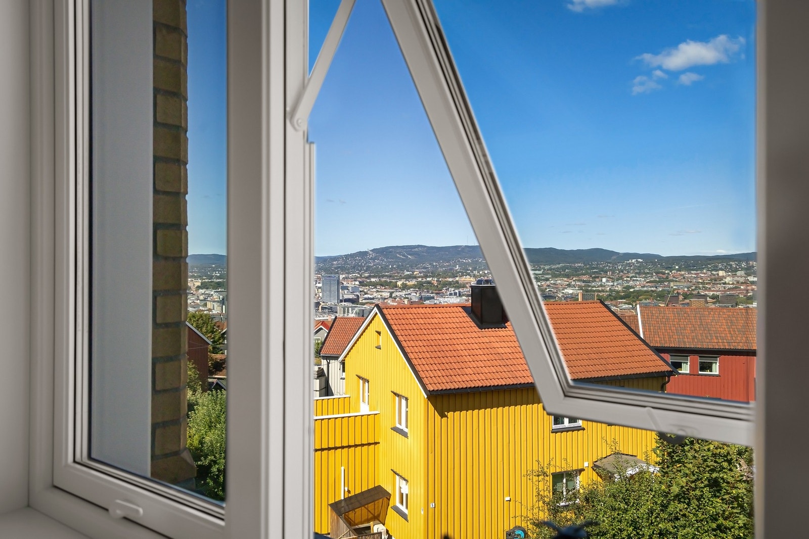 Høyt og luftig! Herlig skjermet og nydelig beliggenhet med utsikt i flere retninger fra leiligheten Galleribilde