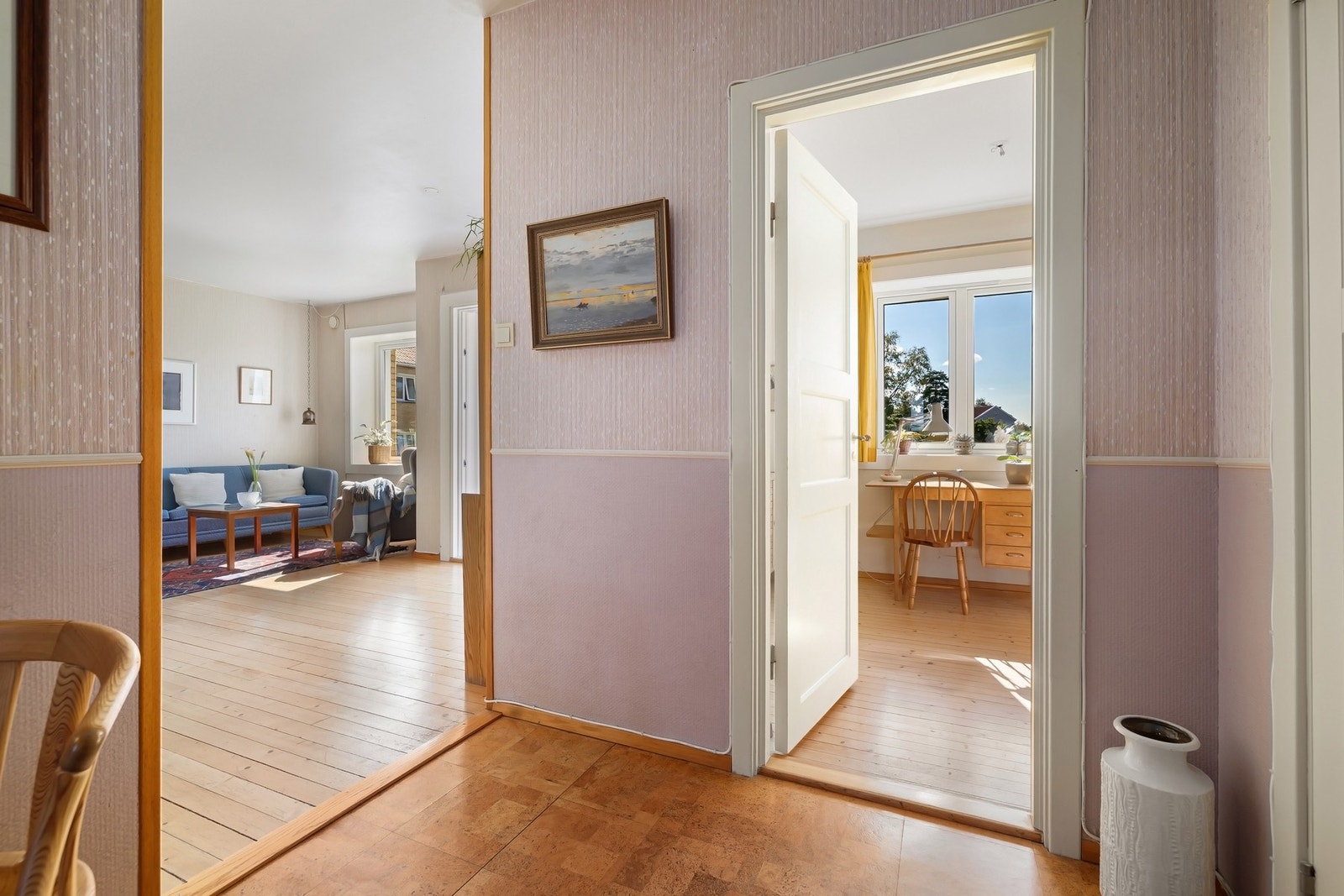 Lys entrè/gang med god plass til yttertøy og sko. Herfra er det også tilgang til en praktisk innvendig bod Galleribilde