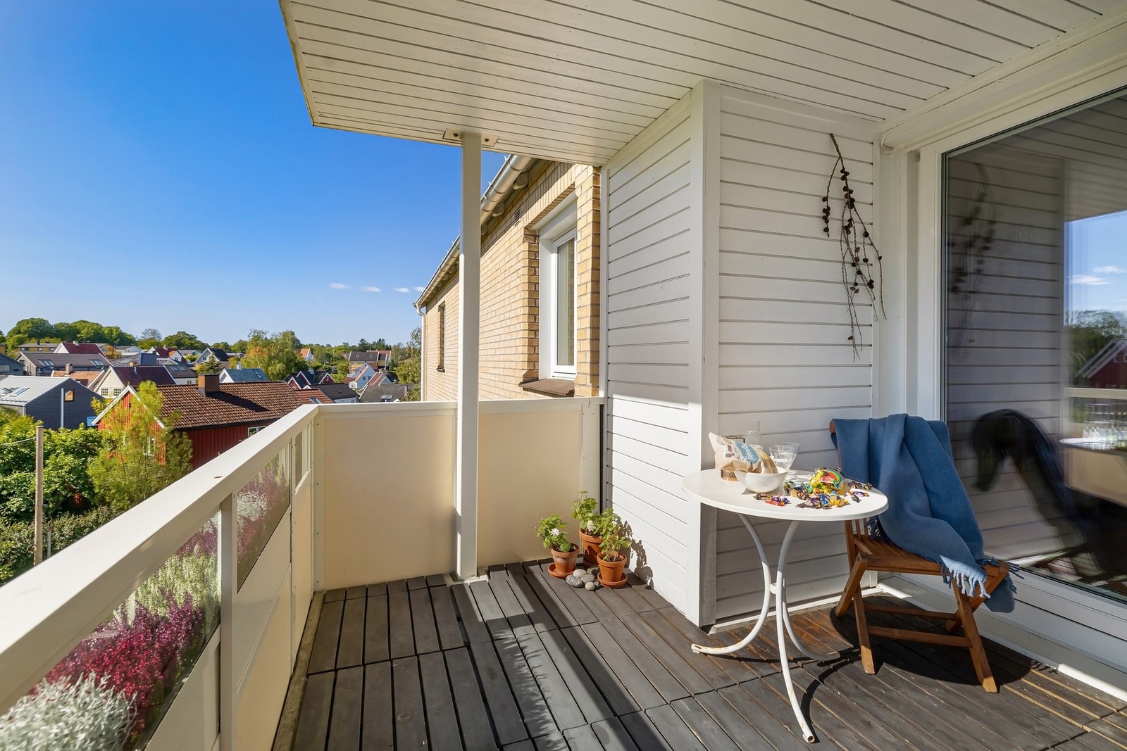 Balkongen gir en fin forlengelse av stuen på sommerstid Galleribilde