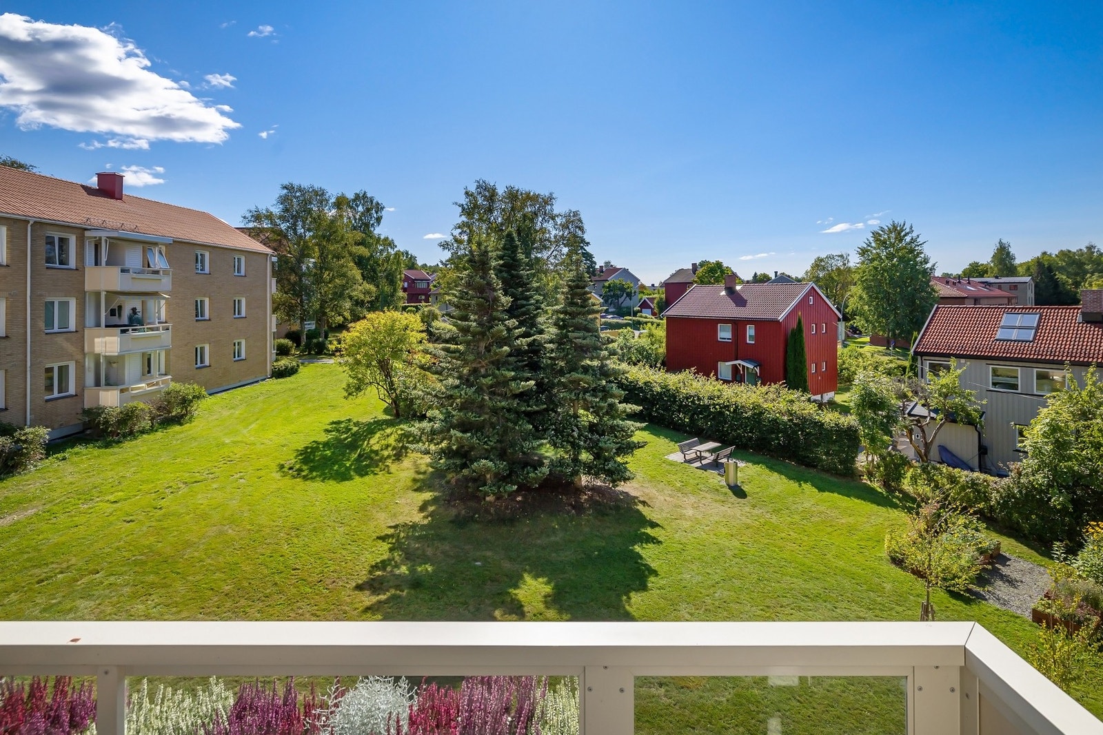 Leiligheten har en flott, lys og luftig plassering på toppen Galleribilde