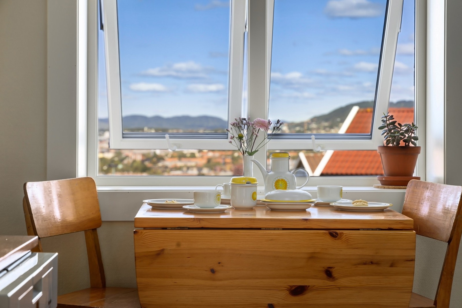 Spiseplass på kjøkken med fantastisk utsikt mot Holmenkollen Galleribilde