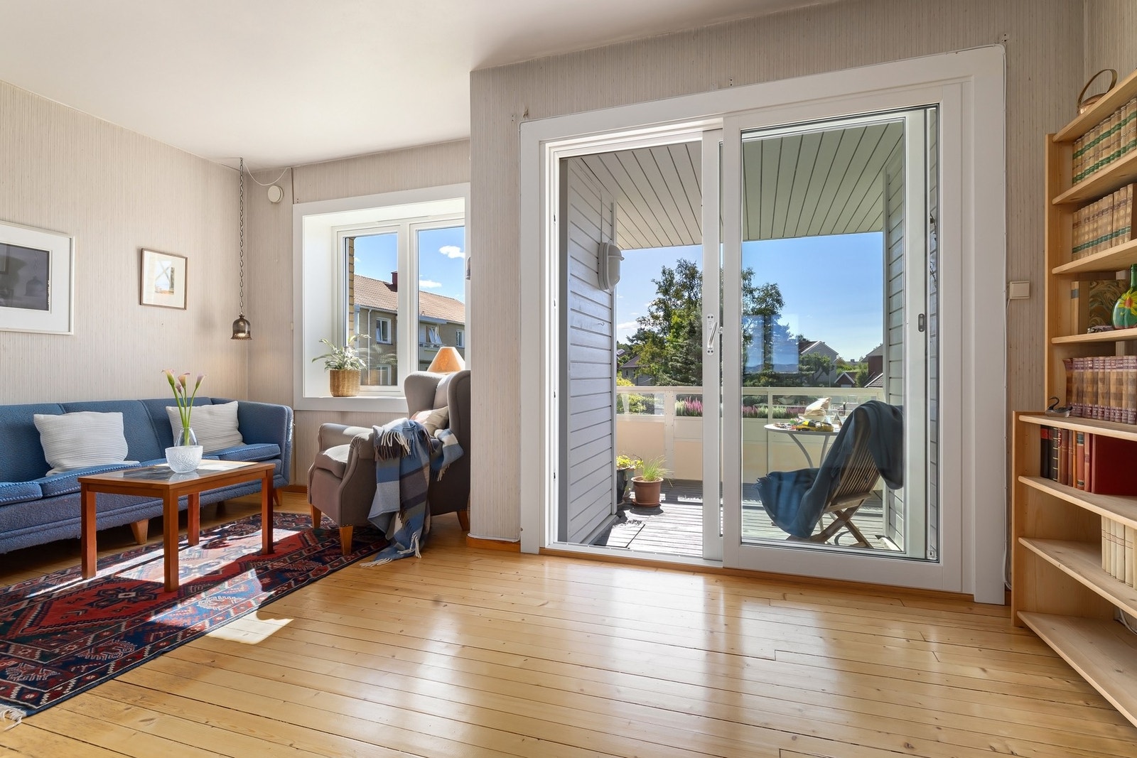 Leiligheten er gjennomgående og byr på godt med naturlig dagslys Galleribilde