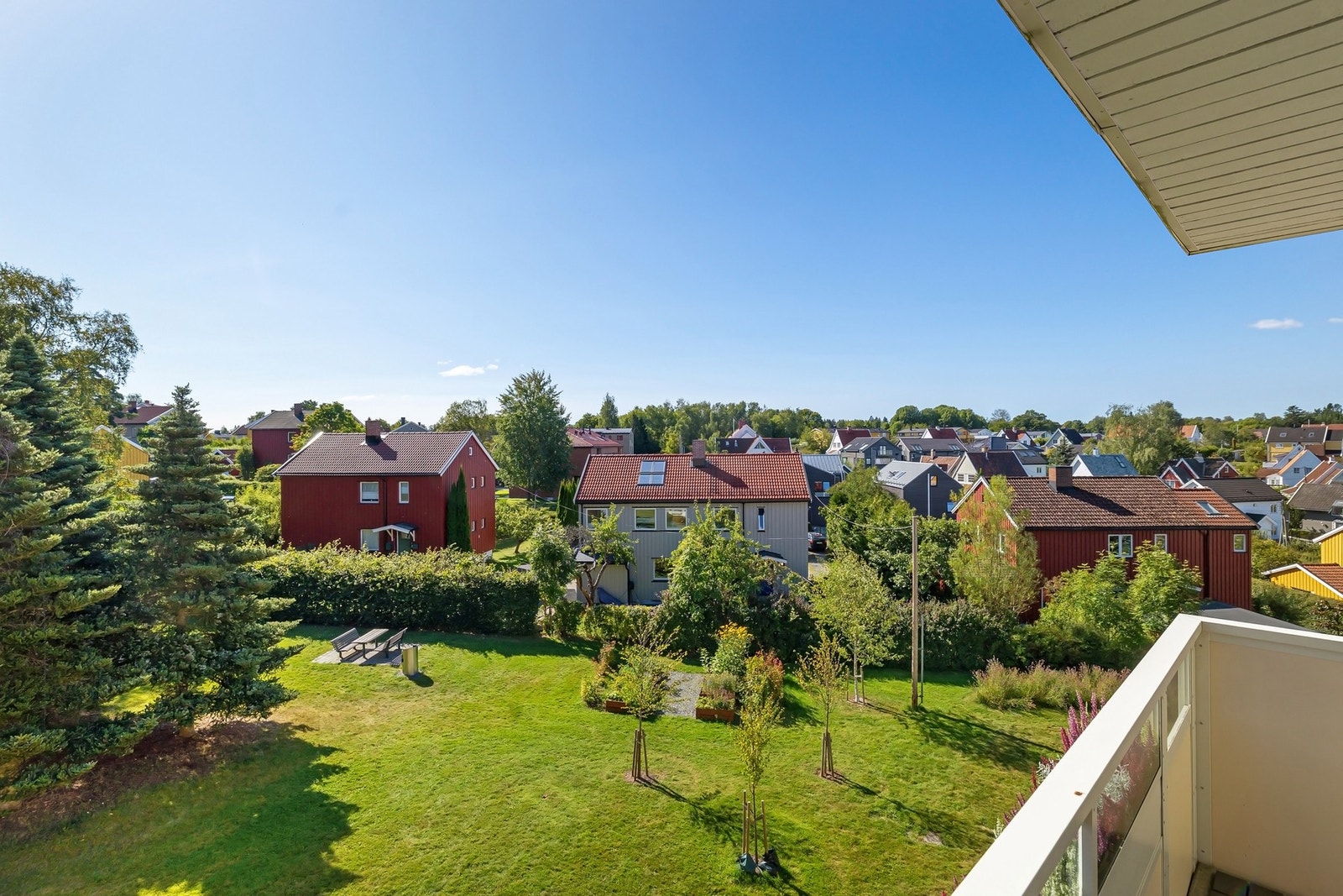 Fin utsikt utover hyggelig boligområde og grøntareal Galleribilde