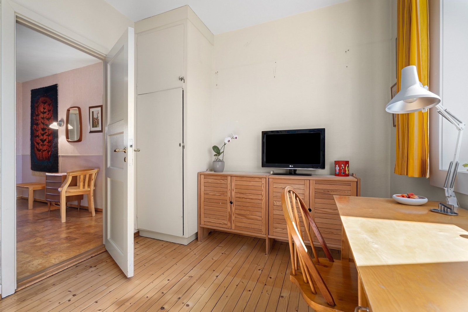 Soverom II har hyggelig utsikt og rommer plass til både seng og skrivebord Galleribilde