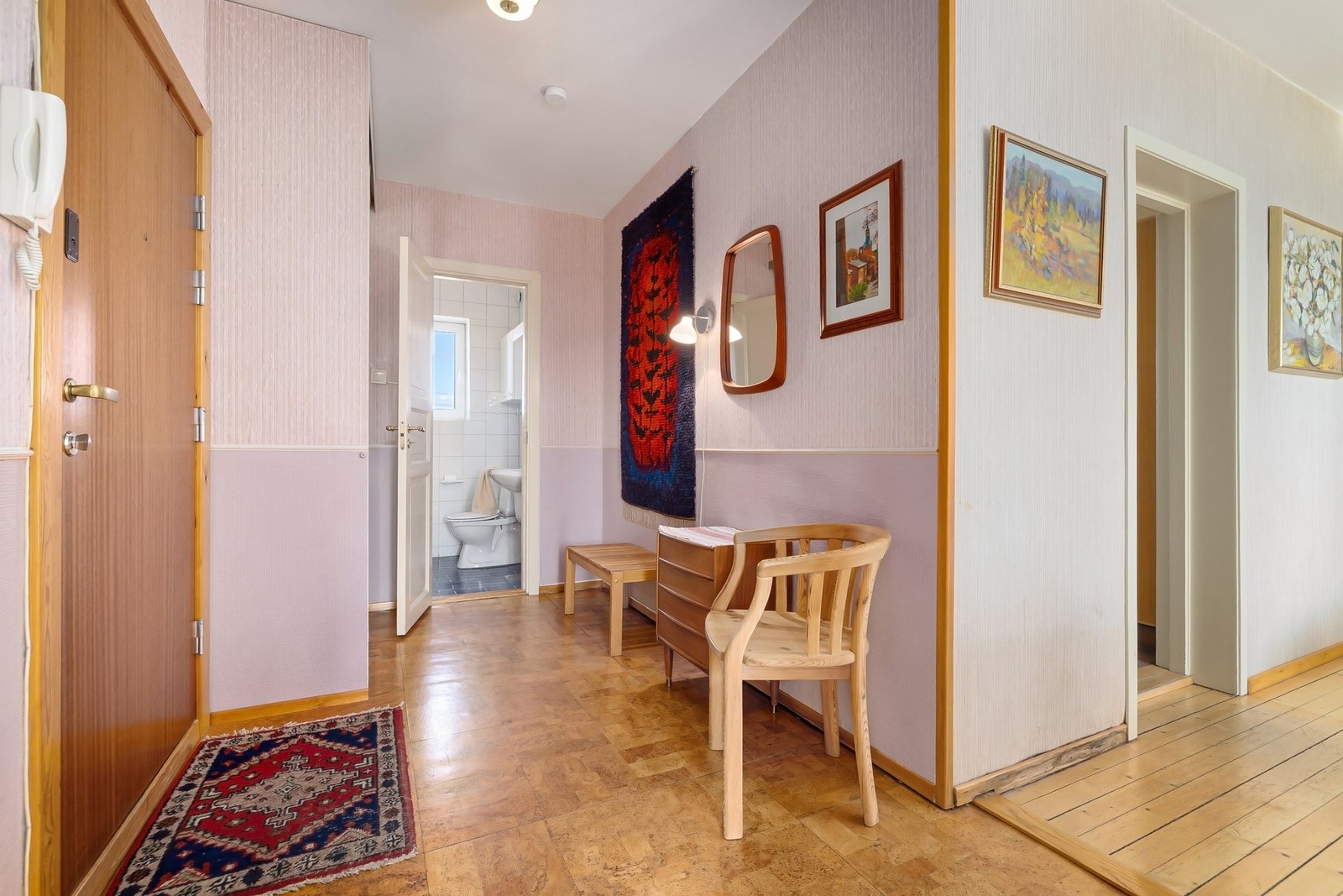 Garderobeskap i entrè/gang medfølger Galleribilde