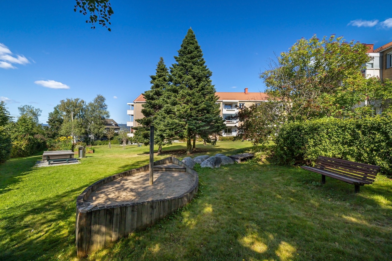 Flere sittegrupper og beplantning på borettslagets eiendom Galleribilde