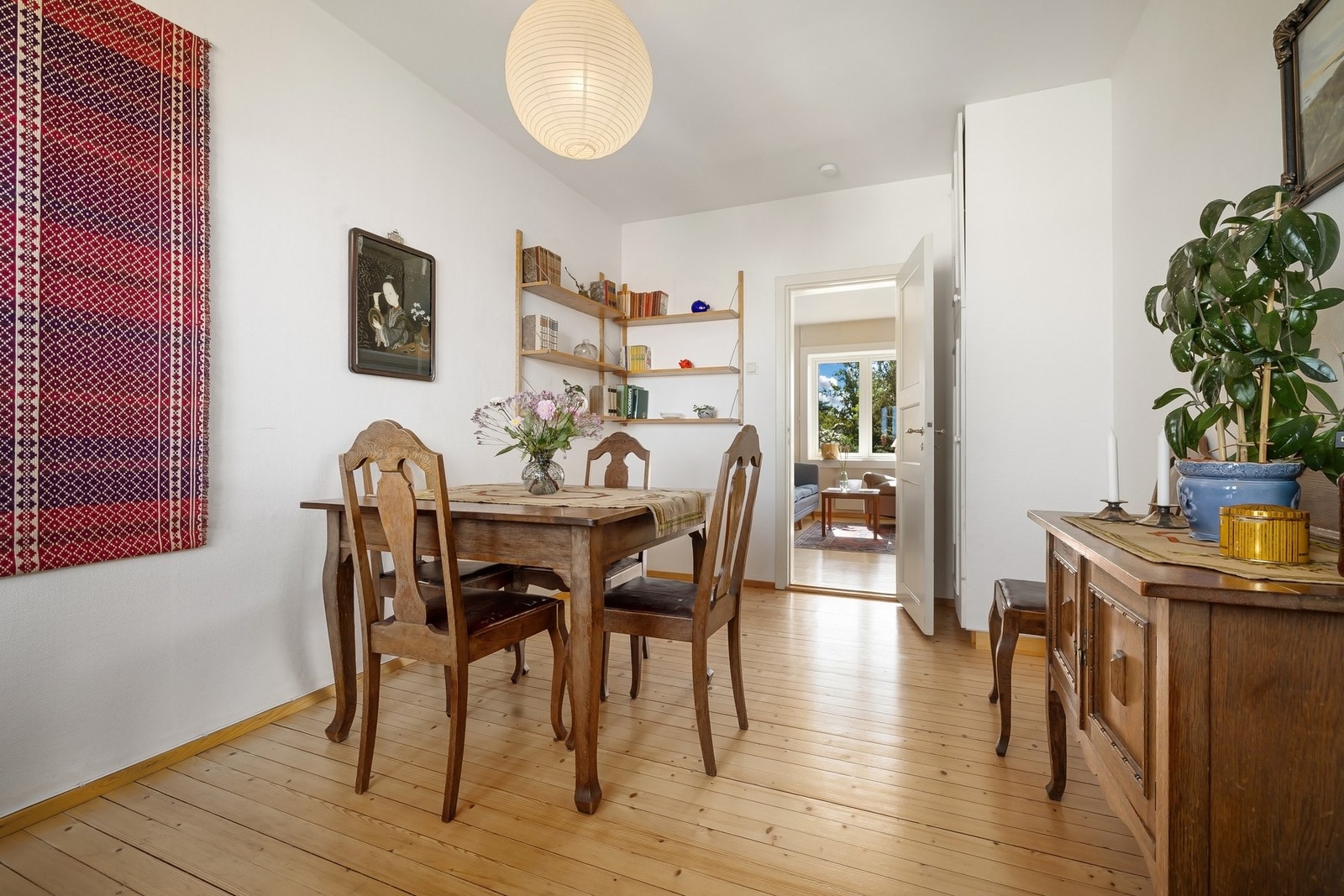 Leiligheten har to gode og generøse soverom, det ene med inngang fra entreen og det andre med adkomst fra stuen. Hovedsoverommet har blitt brukt som spisestue Galleribilde