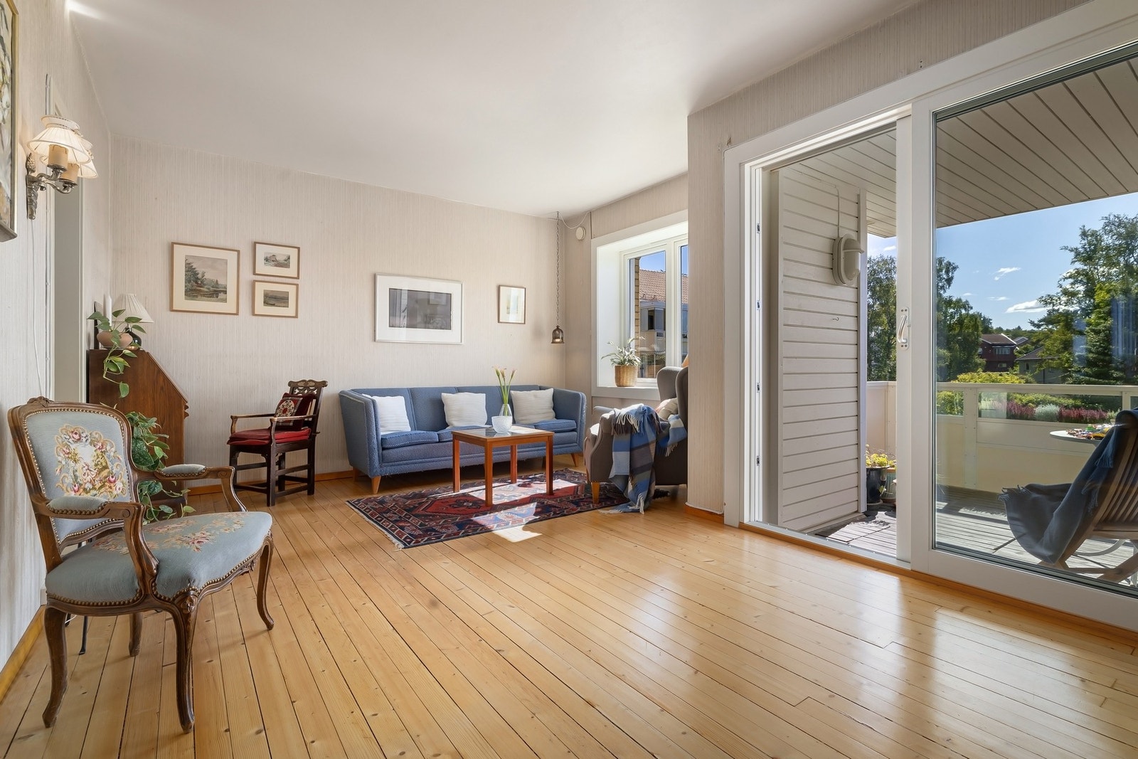 Stuen er lys og luftig med svært gode innvendige lysforhold Galleribilde