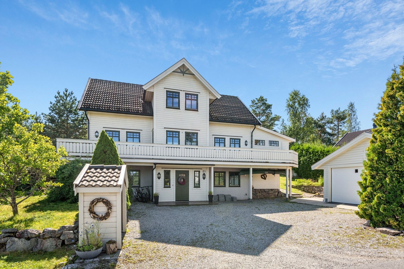 Velkommen hjem! Det er plass til flere biler på gårdsplassen. Galleribilde