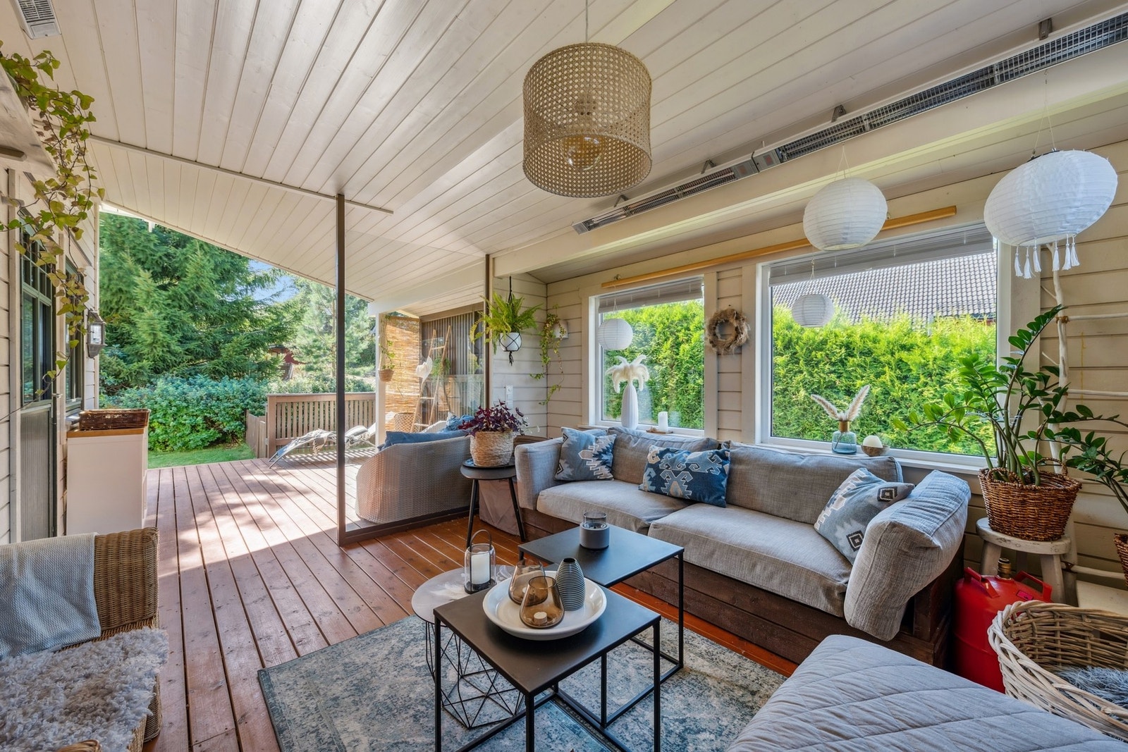 Fra stuen har du adkomst til en stor overbygget terrasse. Dette er den perfekte plassen for deg som ønsker å skjermes for vær og vind. Galleribilde