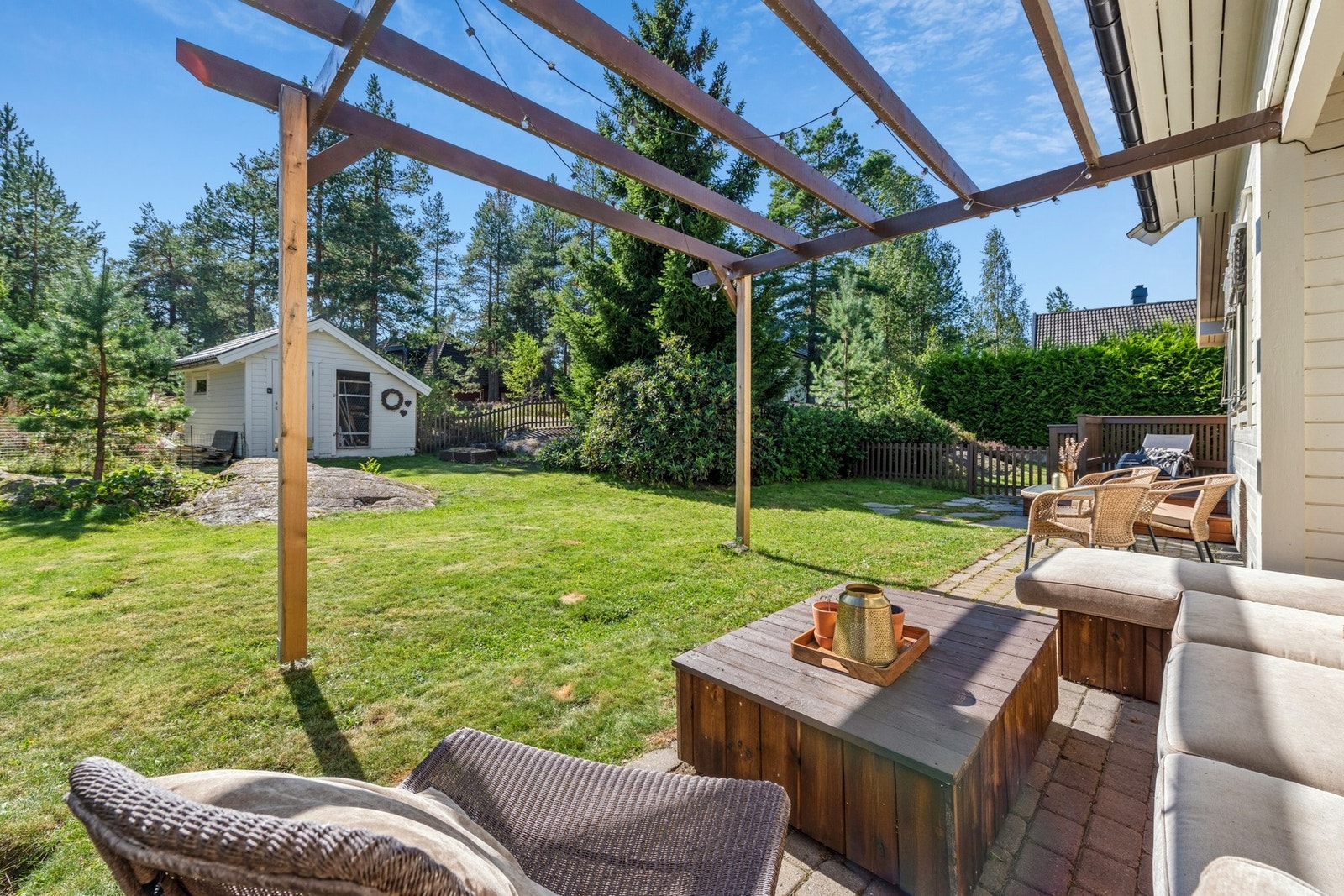 Her kan du møblere med utemøbler, bord og grill. Hagen har et utehus/bod på 11 kvm. Galleribilde