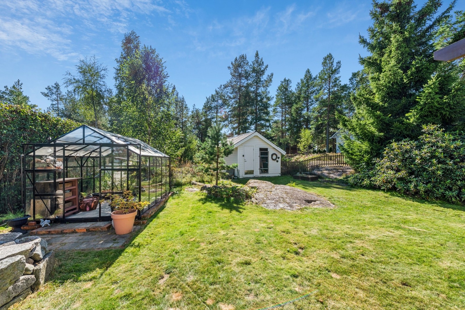 Hagen har et flott drivhus, så her er det mulig å dyrke urter og grønnsaker for deg som har litt grønne fingre. Galleribilde