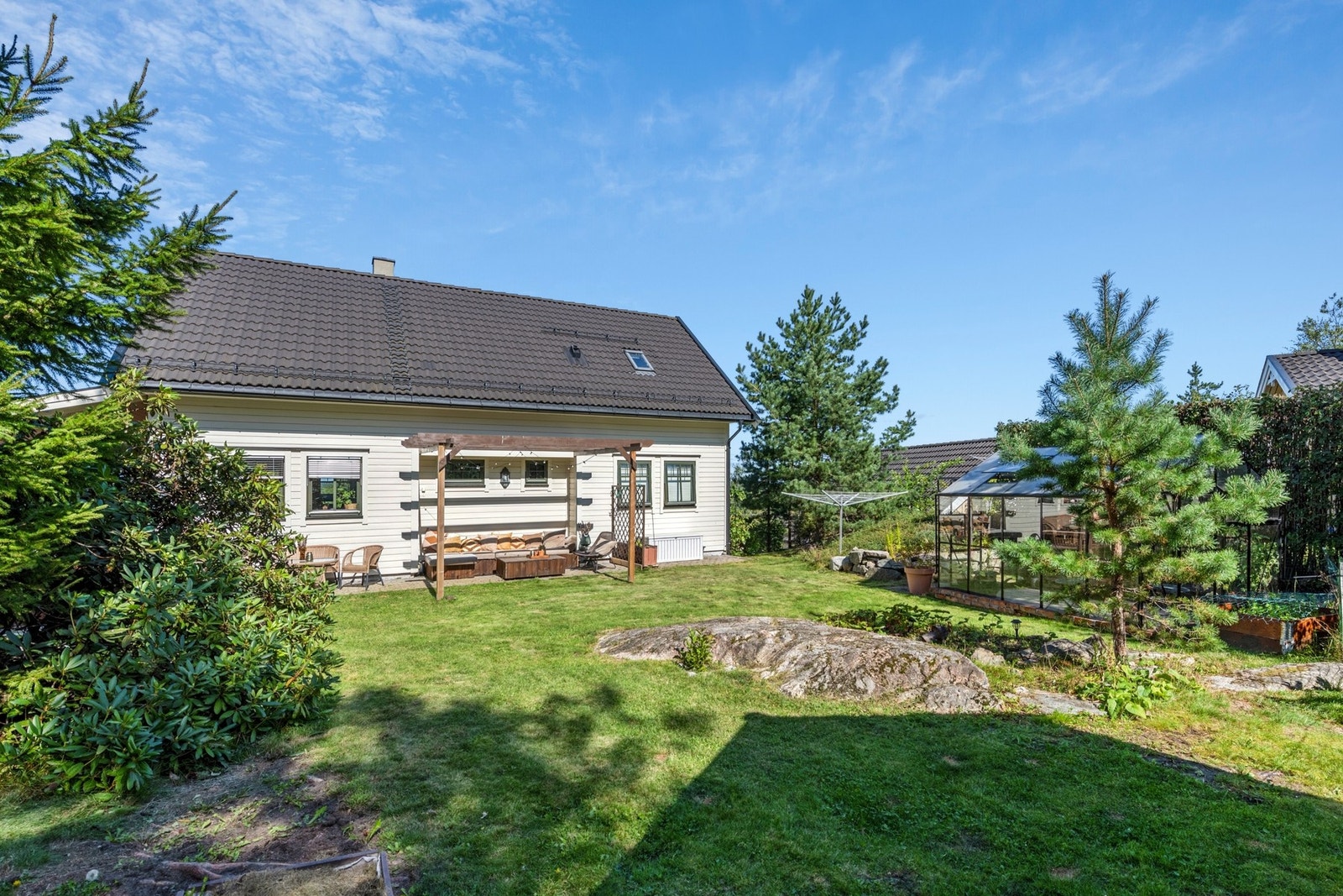 Boligen har en flott og skjermet hage med gode solforhold. Galleribilde