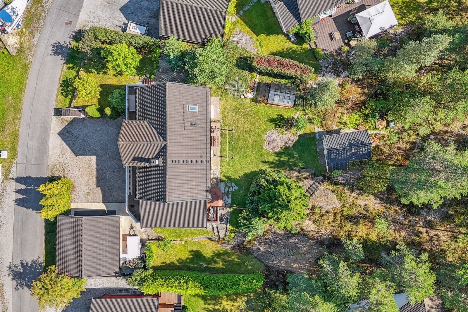 Kort vei til Årnes med forretningssenter og et godt utvalg. Skulle det være behov for et ytterligere servicetilbud er det kort vei til Jessheim by med alt av bymessige fasiliteter og servicetilbud. Galleribilde