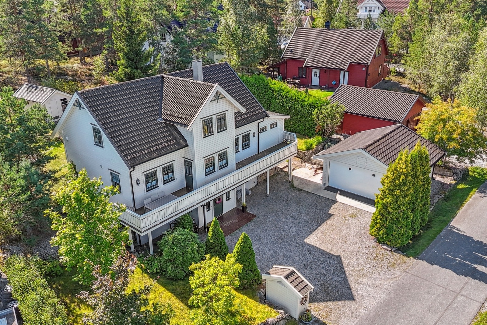 Denne flotte eneboligen ligger i et barnevennlig boligfelt, med flotte friluftsområder. Fra boligen er det kort vei til Neskollen hvor den daglige handlingen kan gjøres. Foto: Øystein Orderud v/ EFKT Galleribilde