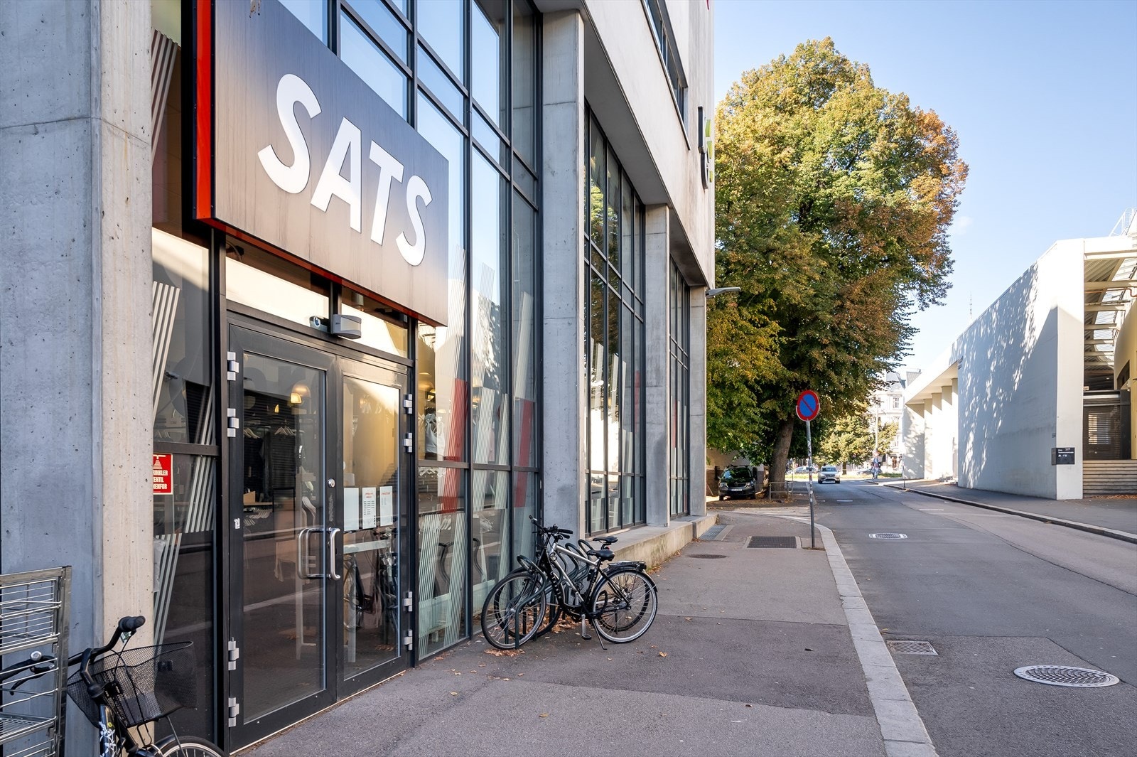 Leiligheten har umiddelbar nærhet til alle fasiliteter, som bl.a. off.komm., treningssentre, forretninger, kafeer, restauranter, universitetet m.m. Galleribilde