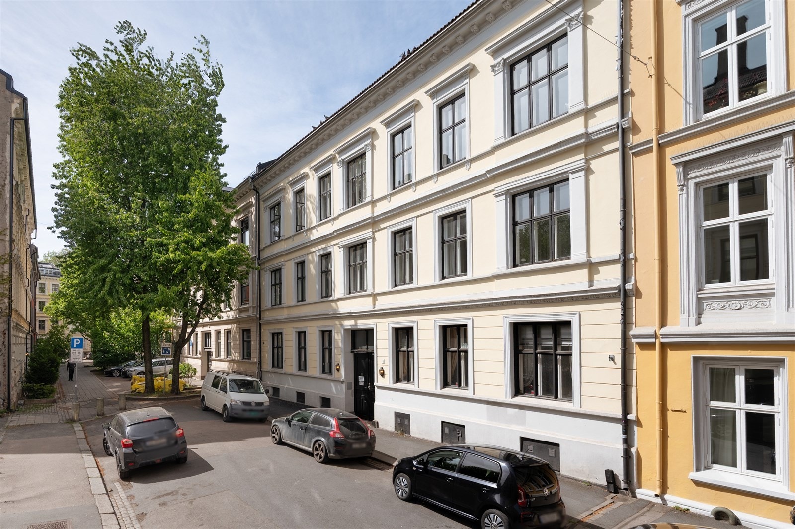 Umiddelbar nærhet til alle fasiliteter, som bl.a. off.komm., parker, butikker, kafeer, restauranter, høyskoler m.m. Galleribilde