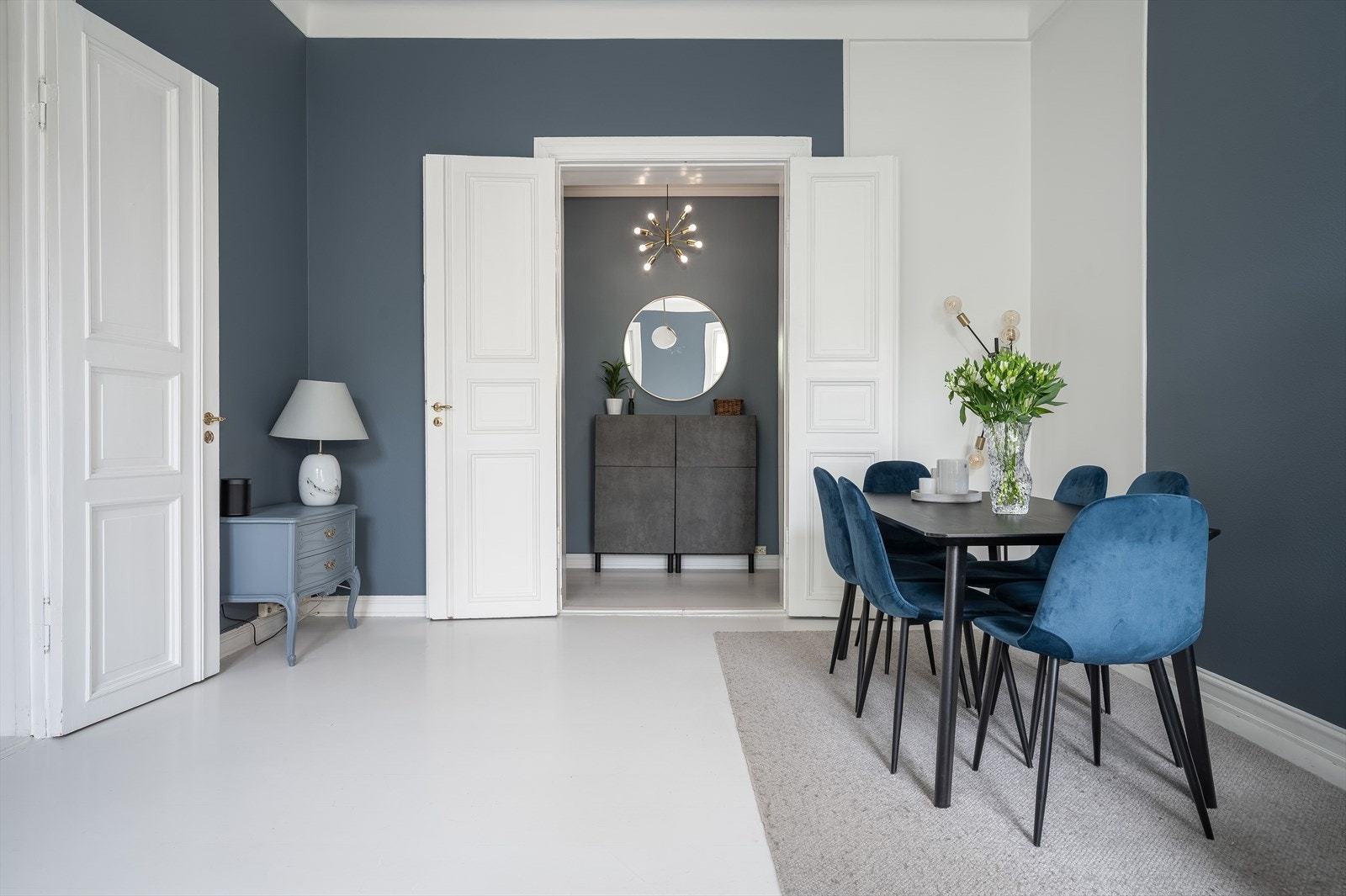 Fra gangen er det inngang til en stue malt i en fin blåfarge. Galleribilde