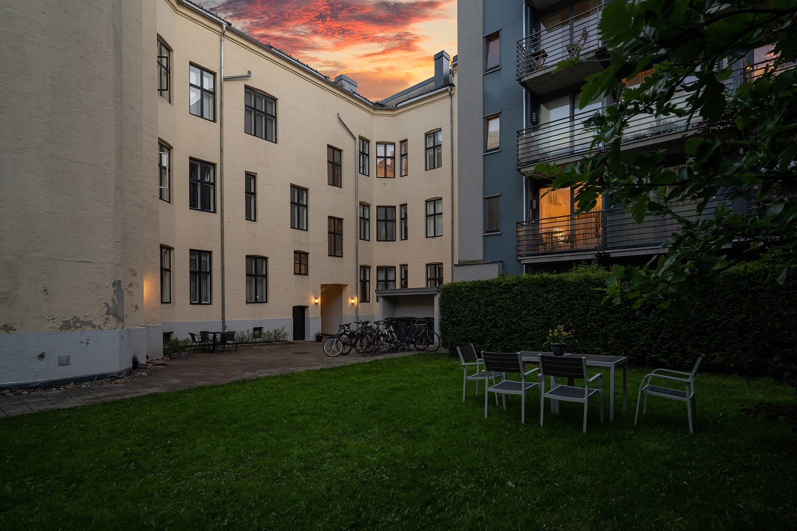 Hyggelig kveldsstemning i bakgården. Galleribilde
