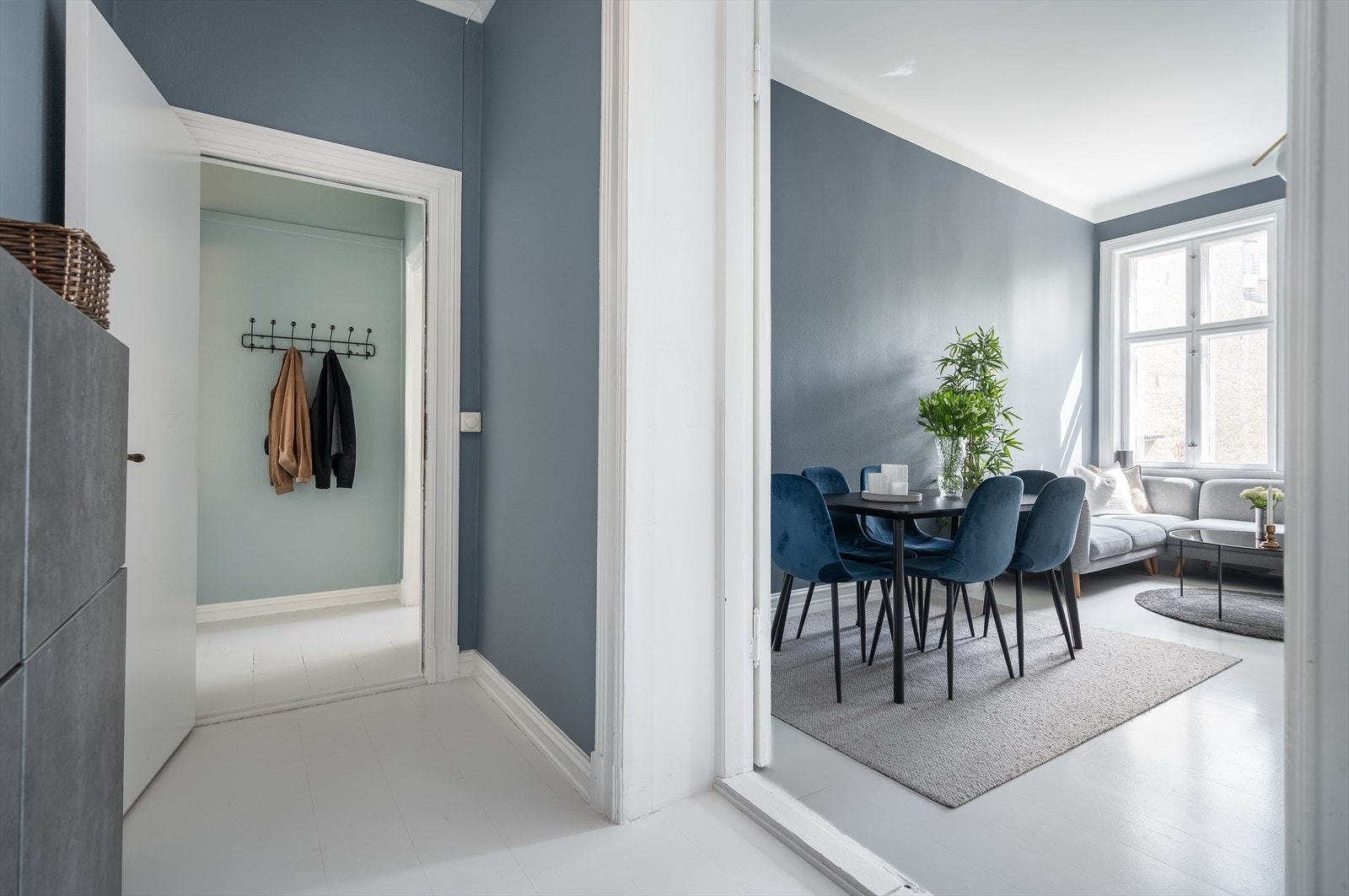 Her er det plass til å henge fra seg yttertøy og sette fra seg sko. Galleribilde