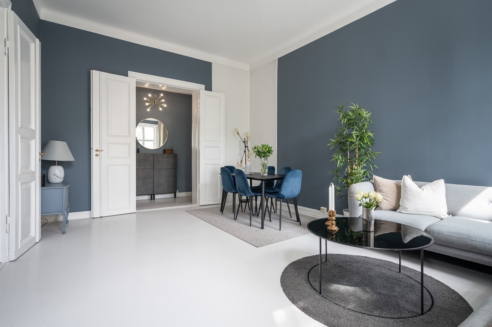 Stuen er enkel å innrede med sofagruppe, mediemøbler og spisebord. Galleribilde