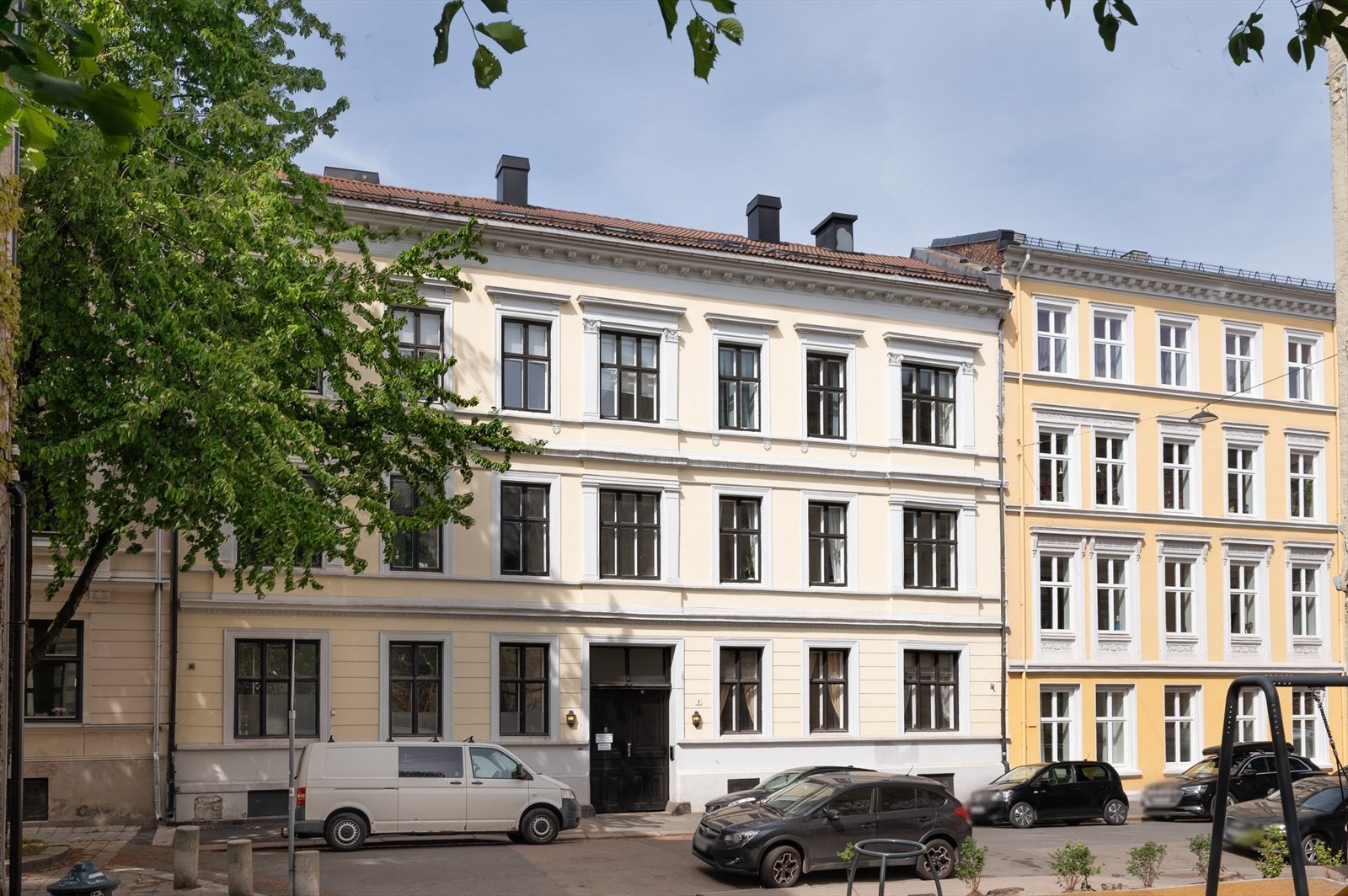 Meget sentralt, men samtidig skjermet og tilbaketrukket i stikkvei uten gjennomkjøring. Galleribilde