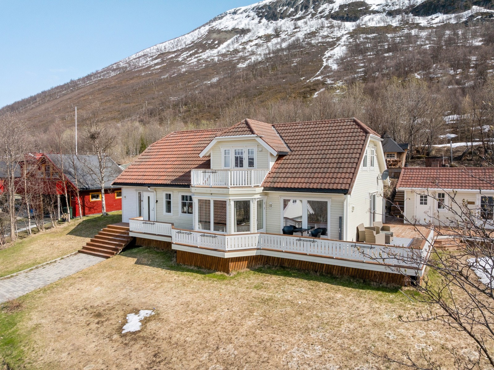 Boligen har en idyllisk beliggenhet i et landlig og barnevennlige omgivelser.
