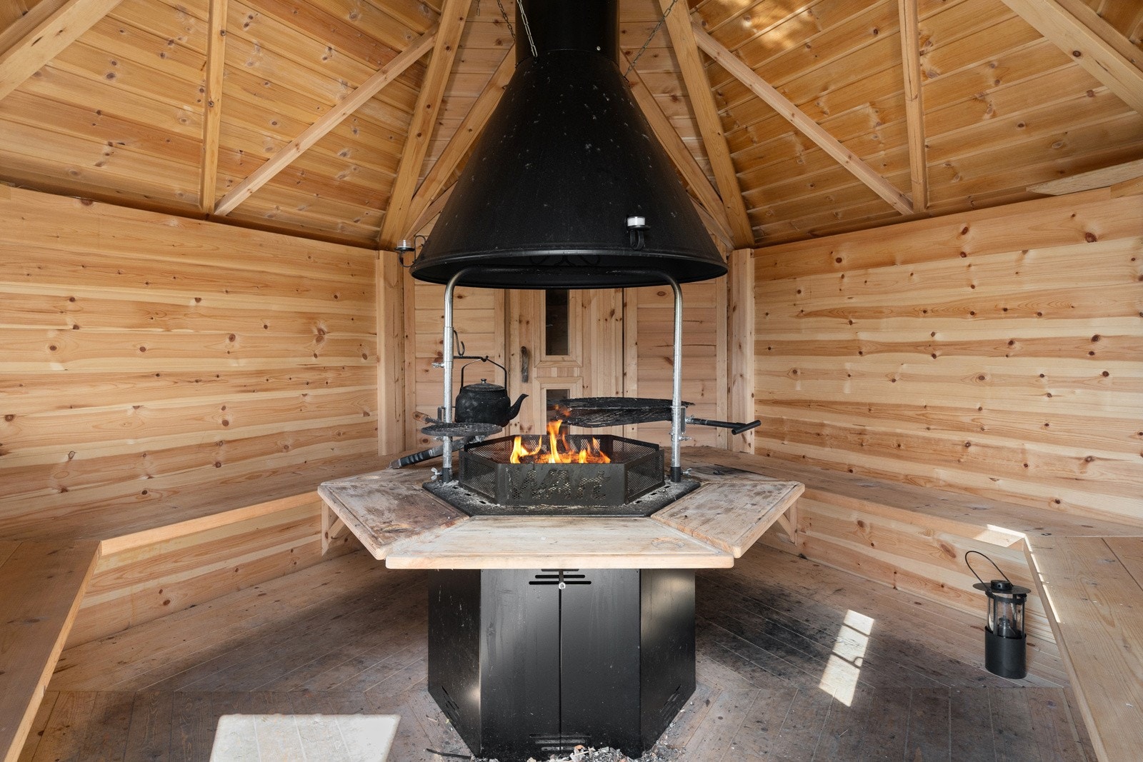 Grillhytta har sittebenker og bålplass