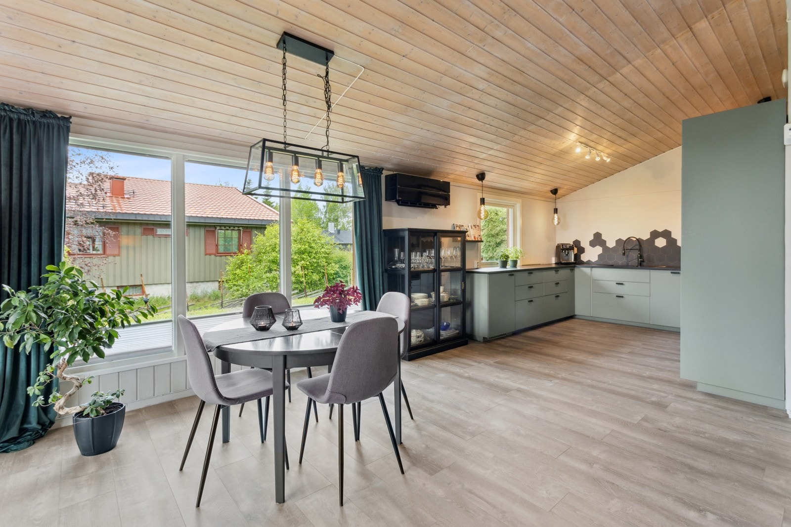 Moderne og funksjonelt kjøkken med innredning fra 2020. Innredning i en fin grønnfarge med slette fronter og rikelig med skap- og benkeplass. Galleribilde