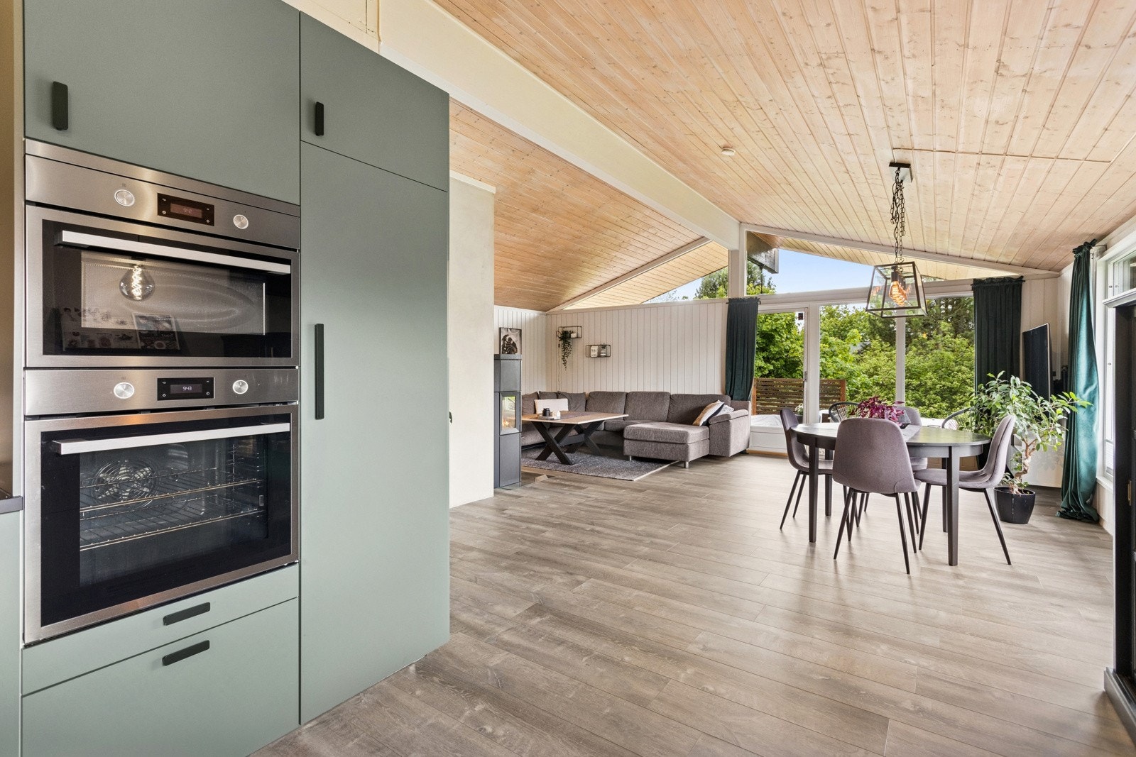 Spisestuen er praktisk plassert i tilknytning til kjøkkenet, og har rom for spisebord med plass til hele familien. Galleribilde