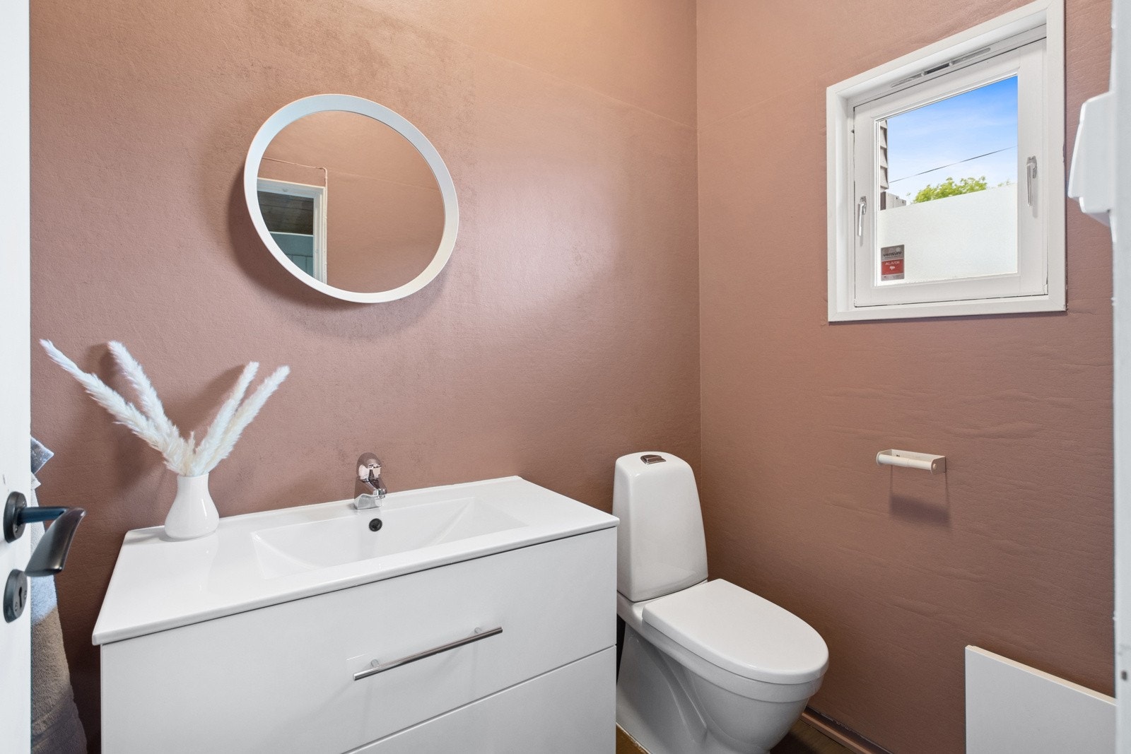 Separat toalettrom i 1. etasje med toalett og baderomsinnredning med heldekkende servant og speil på vegg. Galleribilde