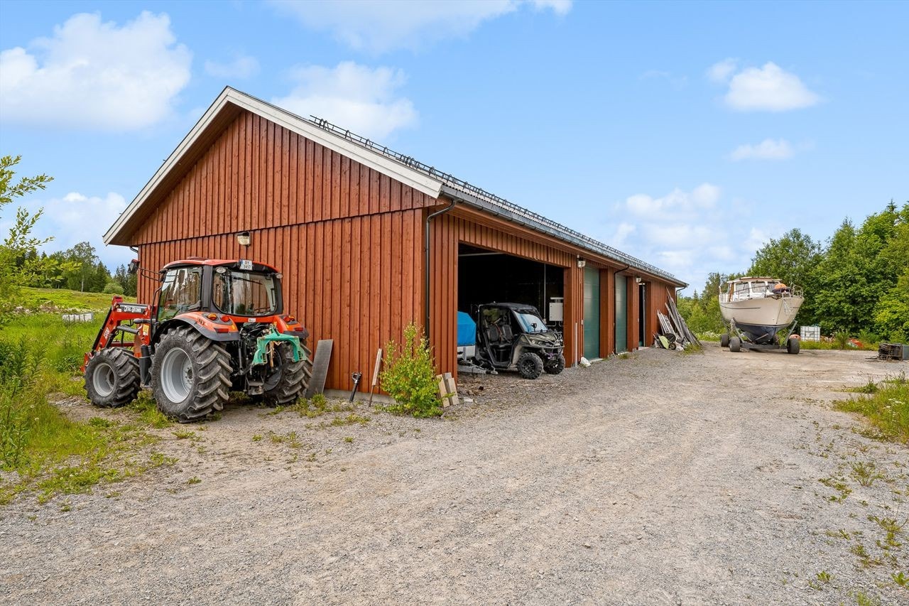 Redskapshus med isolert garasje og avdeling tilrettelagt for dyrehold Galleribilde