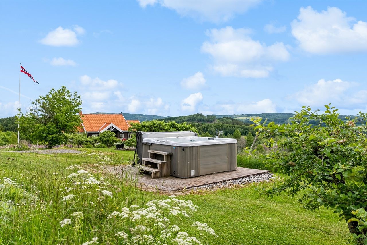 Badestamp med strålende utsikt i hagen Galleribilde