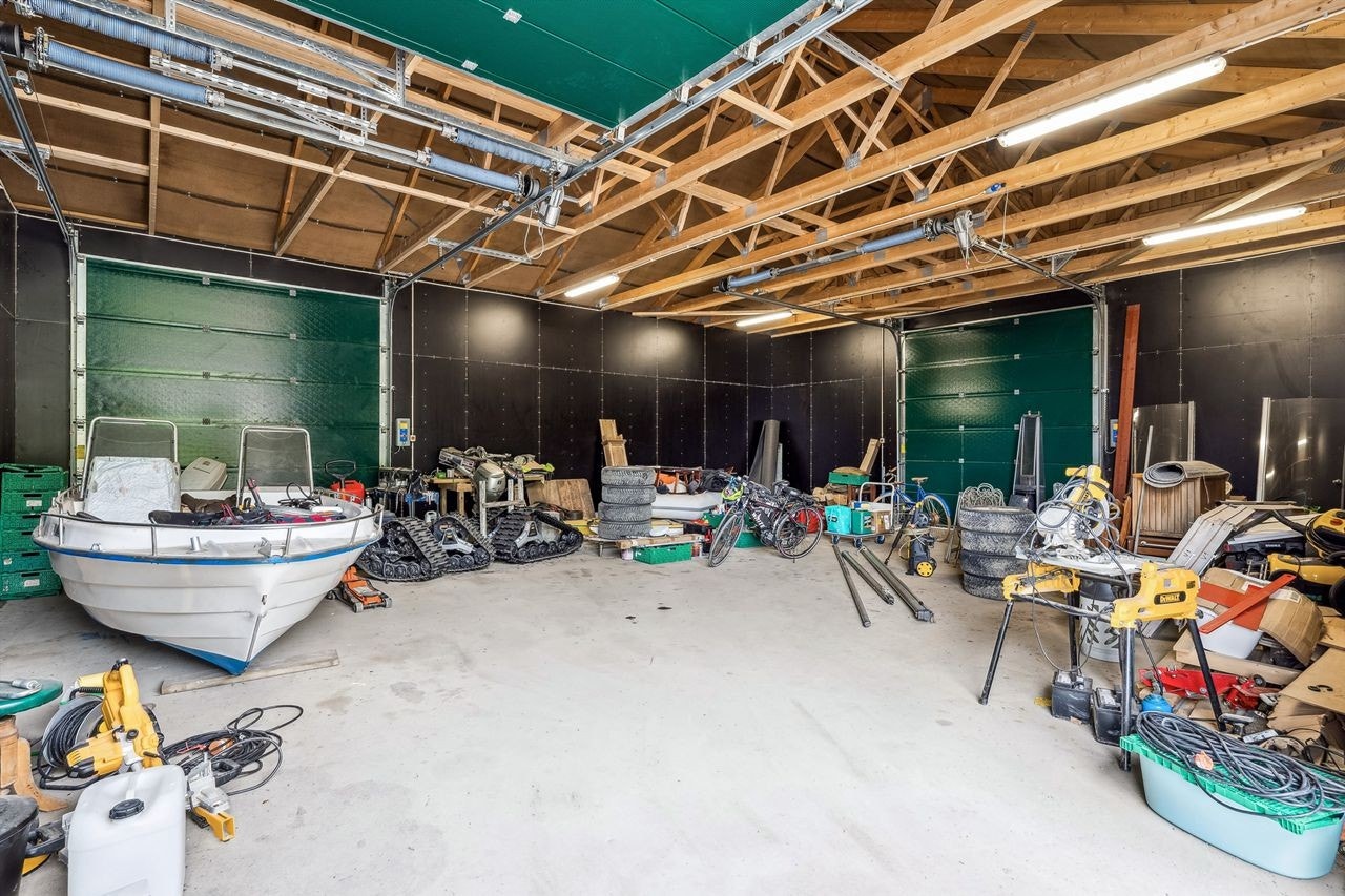 Fra det største rommet i redskapshuset med muligheter for gjennomkjøring Galleribilde