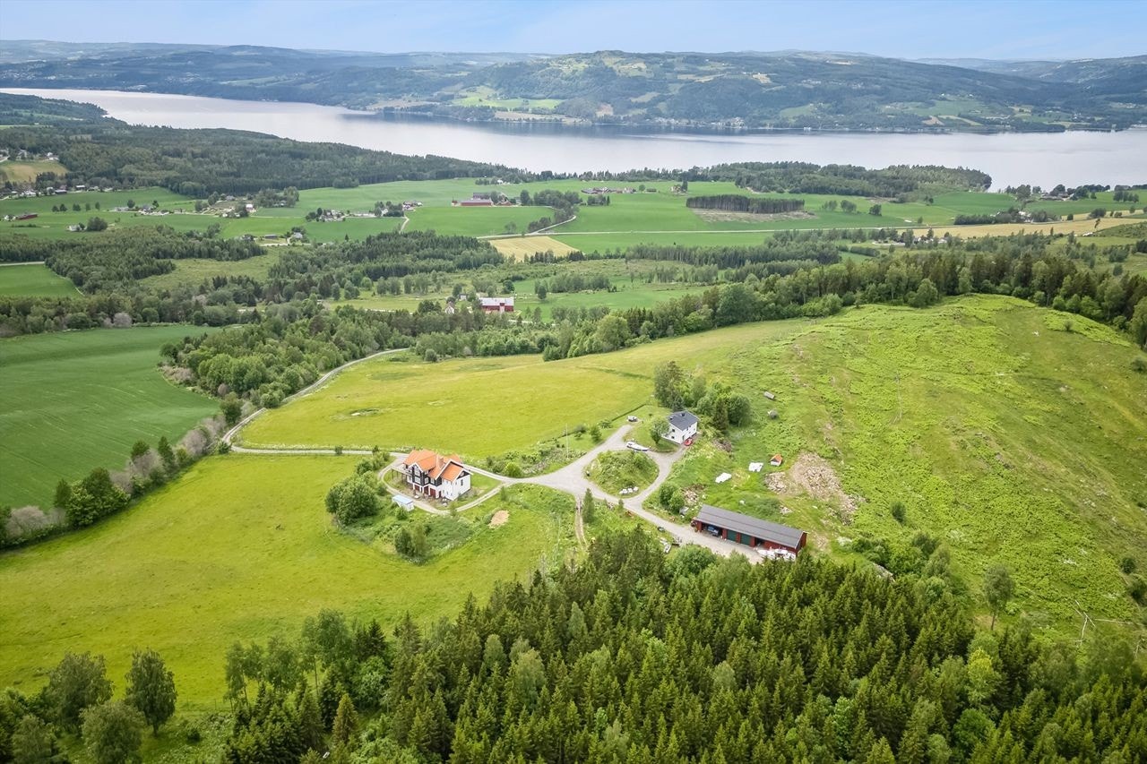 Oversiktsbilde mot vest, og utsikt over Mjøsa Galleribilde