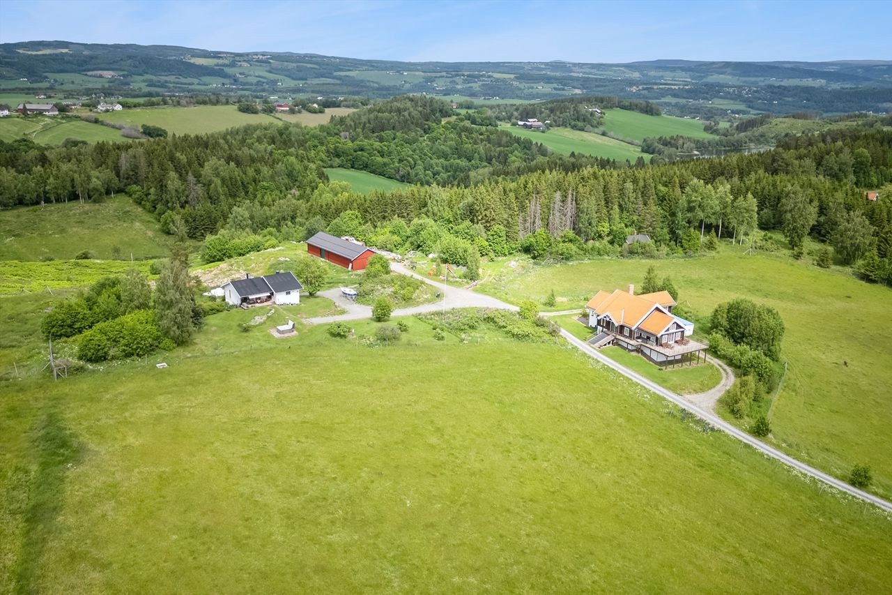 Drone oversiktsbilde med smie i skogholtet Galleribilde