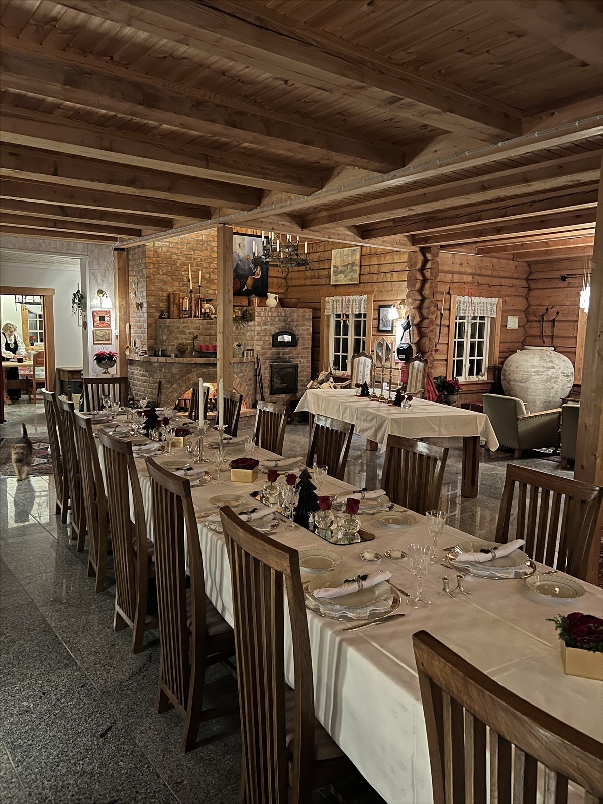 Selgers eget bilde av langbord pyntet til fest Galleribilde