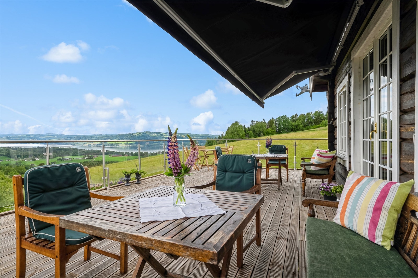 Terrasse driftsbygning med utsikt over Mjøsa Galleribilde