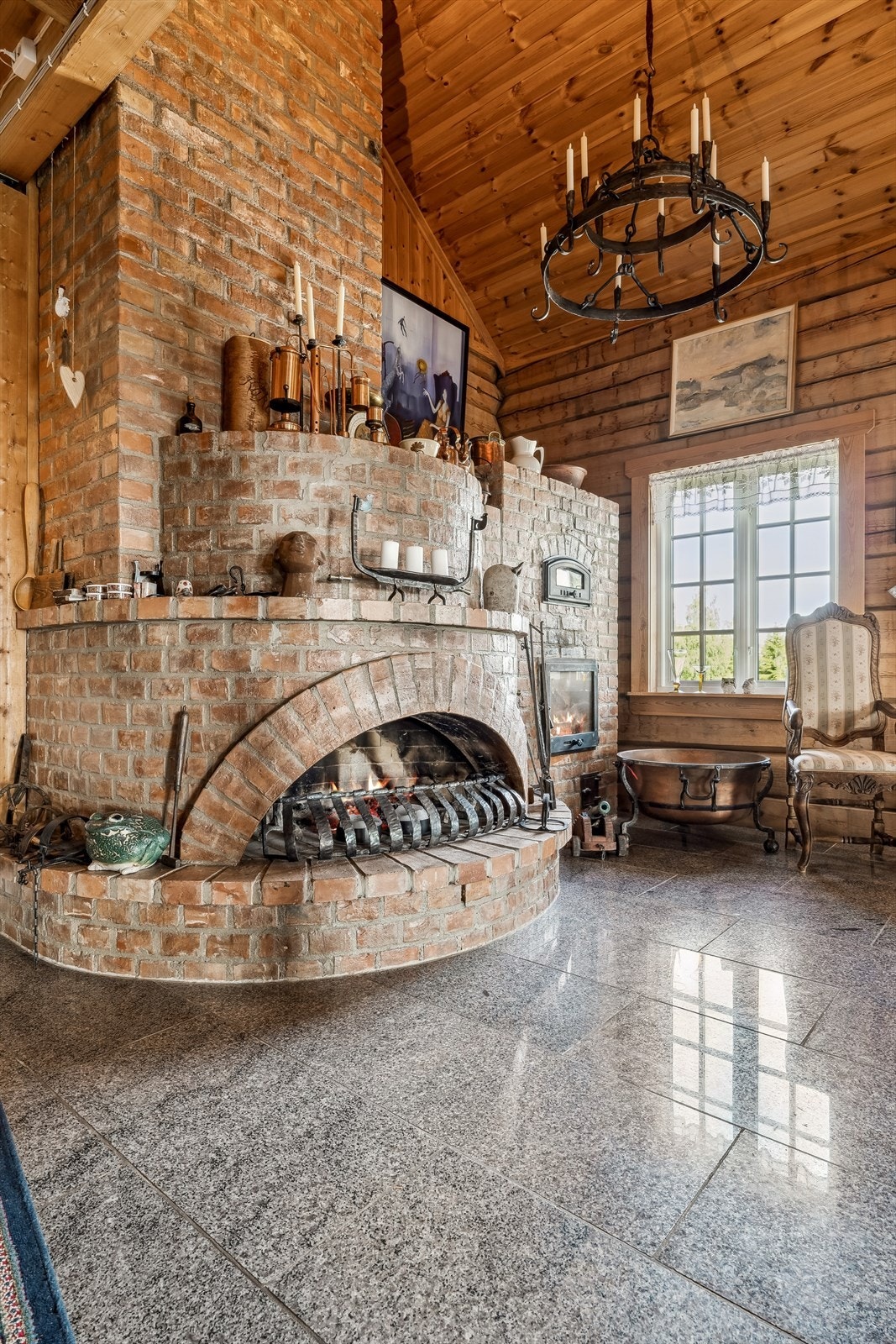 Plassbygd og spesialtilpasset ildsted i stue Galleribilde