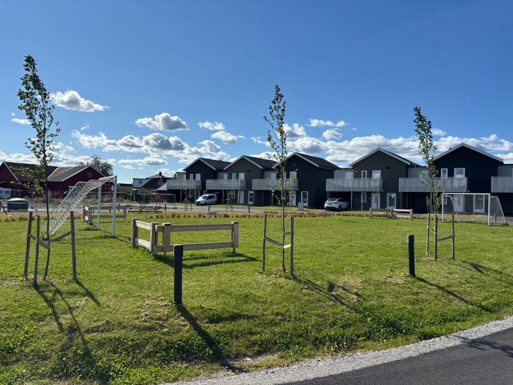 Friområdet ved tomten, tomten kan sees på motsatt side hvor gårdsbygningen står. Gårdsbygningen skal rives. Galleribilde