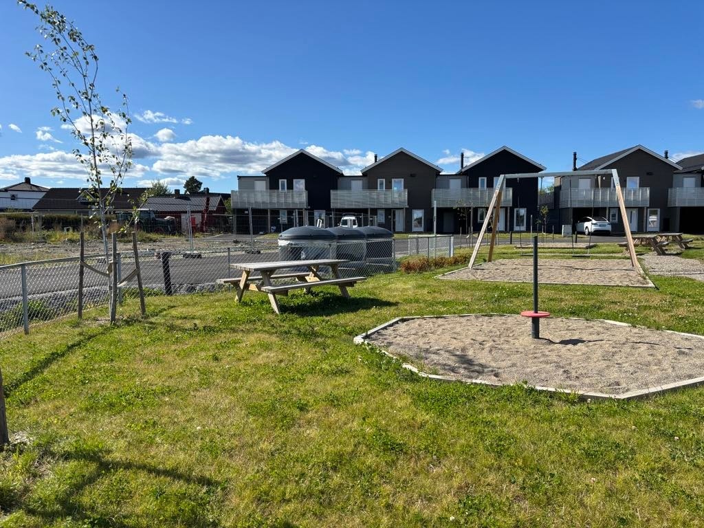 Tomten ligger et steinkast unna et friområde med lekeplass Galleribilde