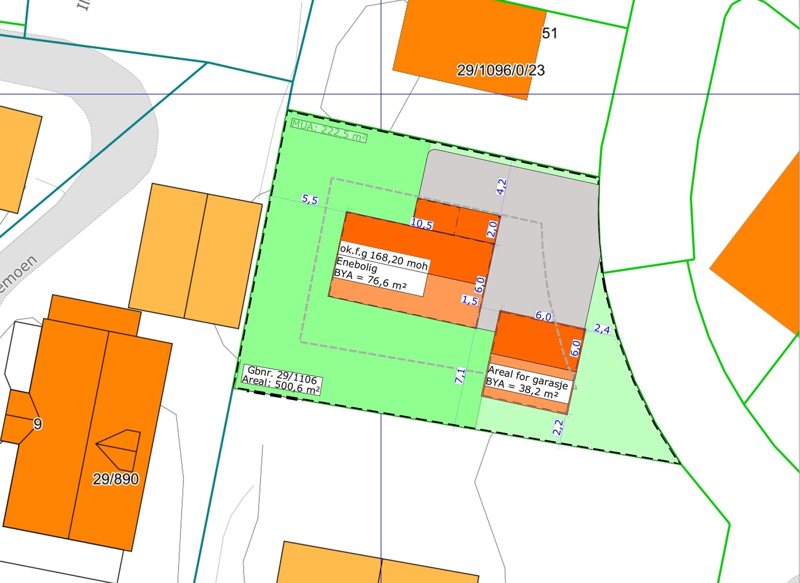 Situasjonsplan med boligforslag. Tomten har byggeplikt, men det kan bygges annen bolig enn hva som er tegnet inn. Galleribilde