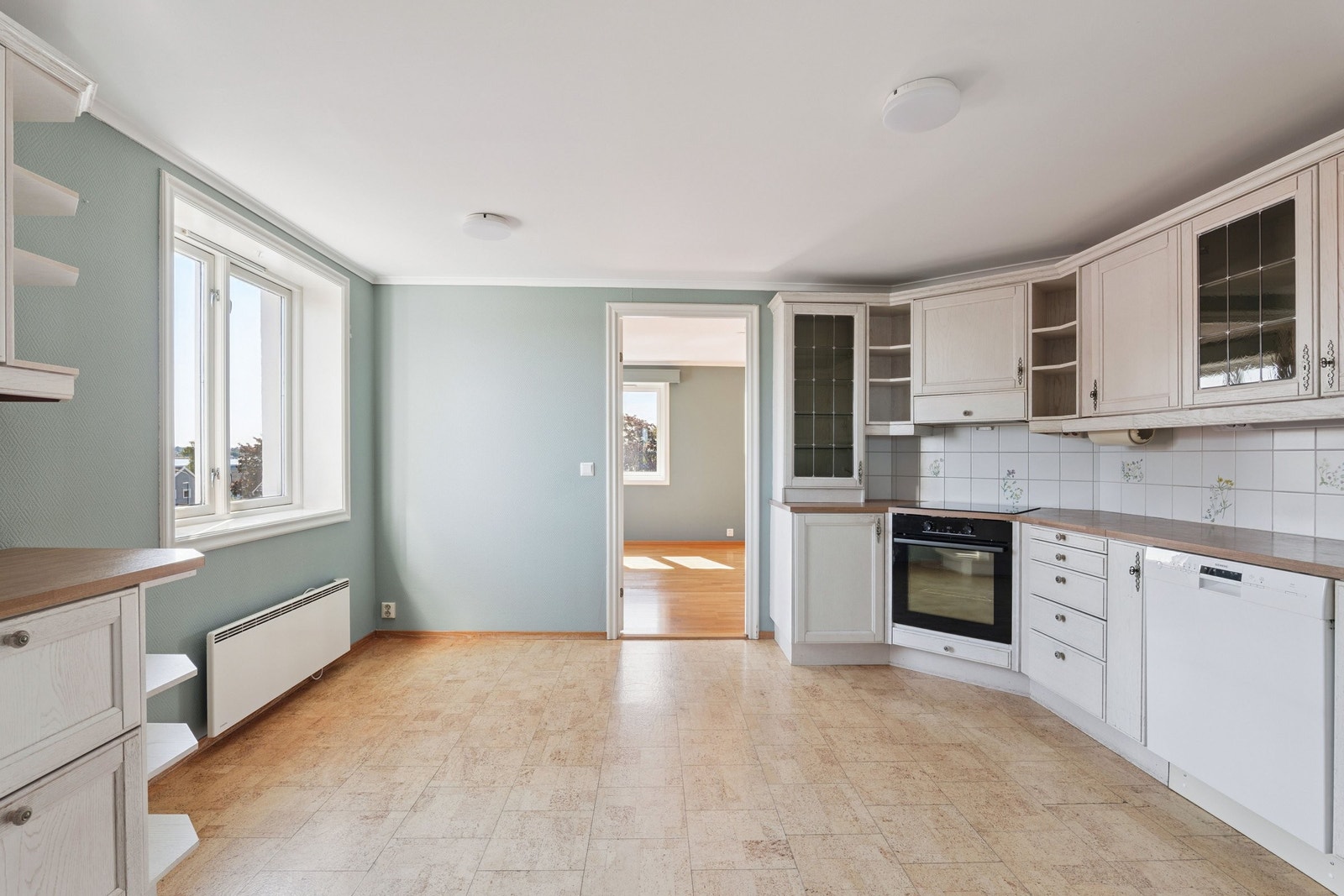 Romslig kjøkken med plass til eget kjøkkenbord Galleribilde